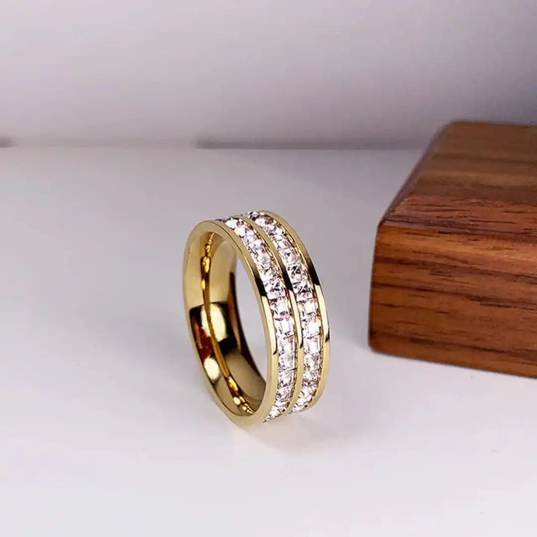 Elegant Ring with Double Zircon Inlay
