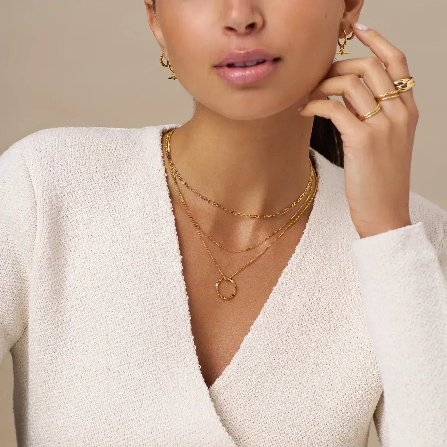 Three-row gold open round necklace