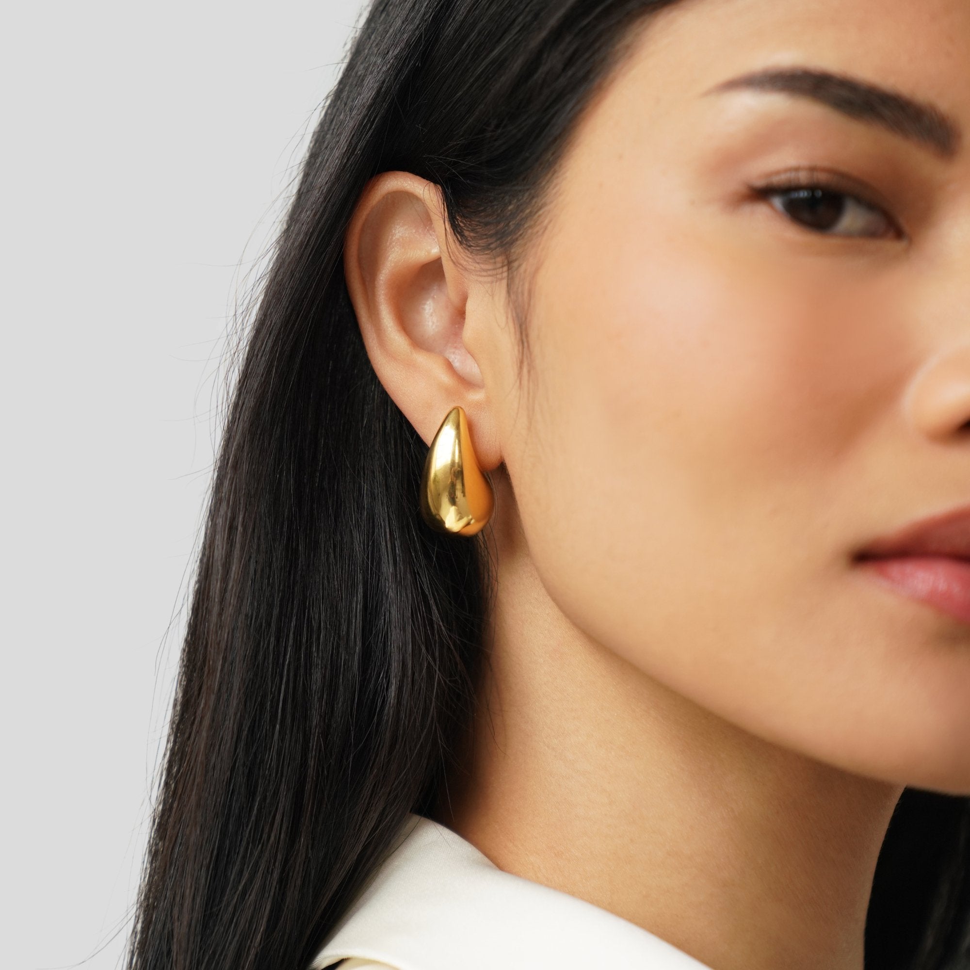 Gold Drop-Shaped Earrings Ame