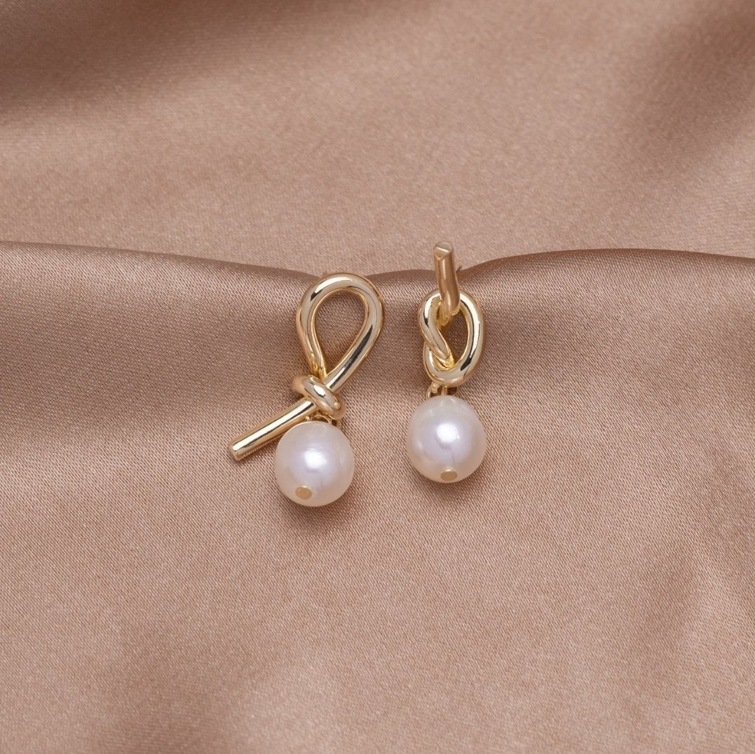 Gold Earrings with Freshwater Pearls