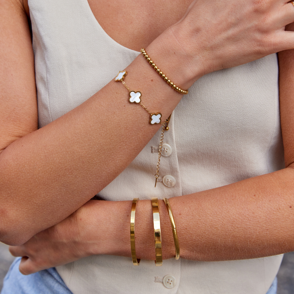 Flower-shaped bracelet