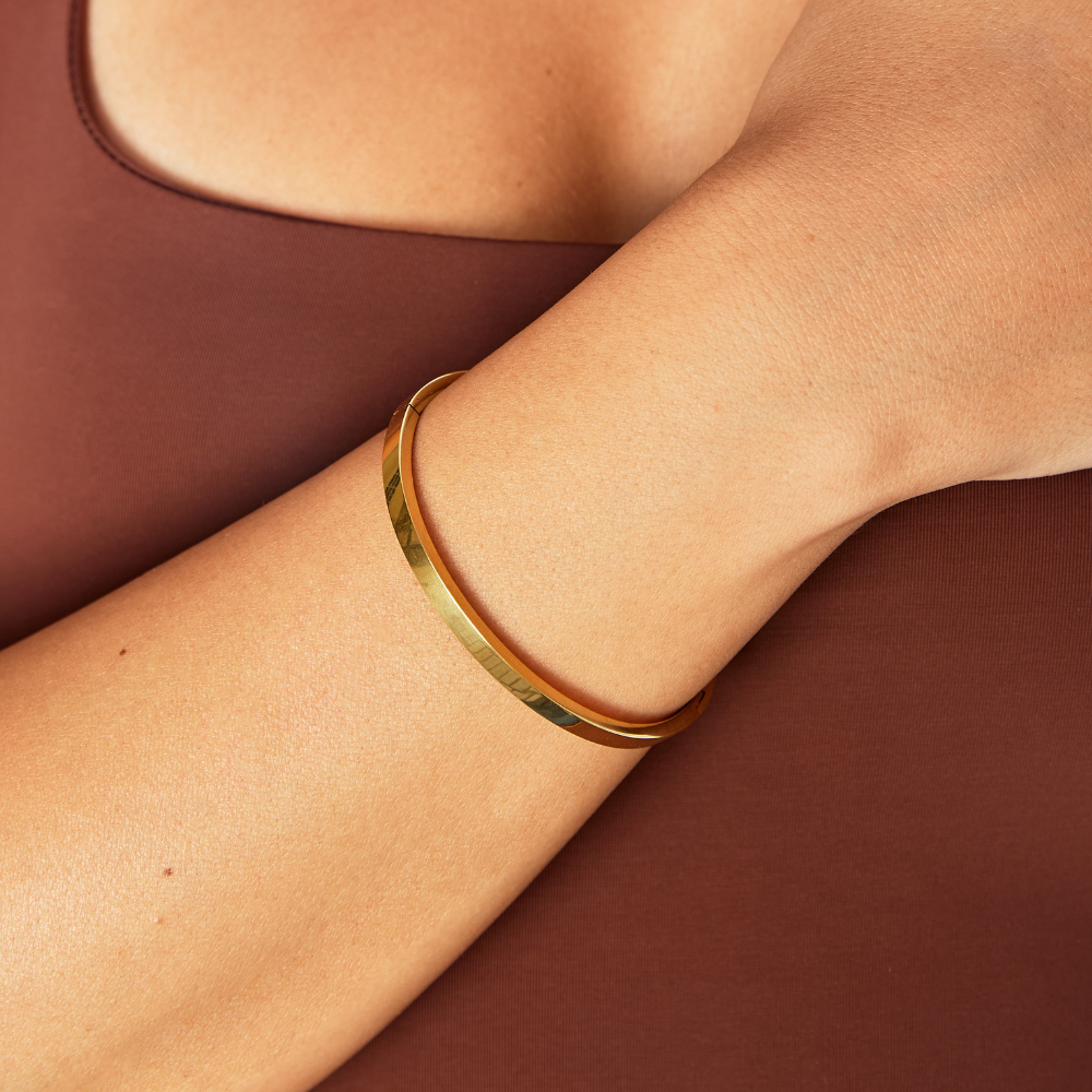 Flower-shaped bracelet