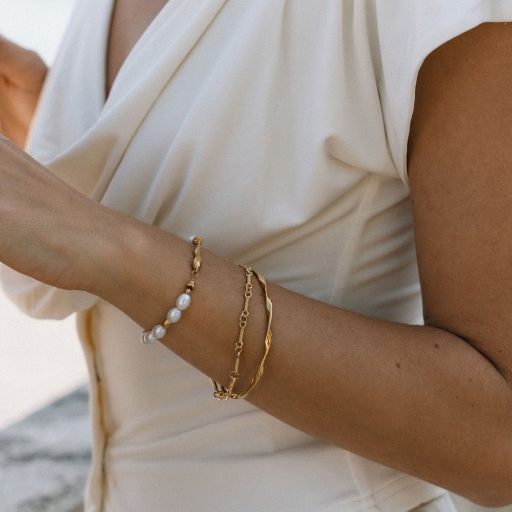 Figaro Gold Knot Chain Bracelet