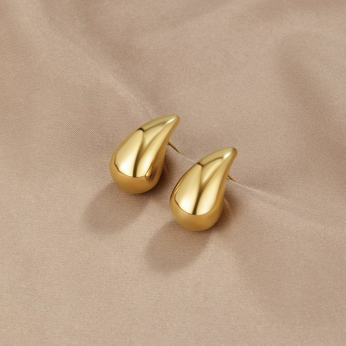 Gold Drop-Shaped Earrings Ame
