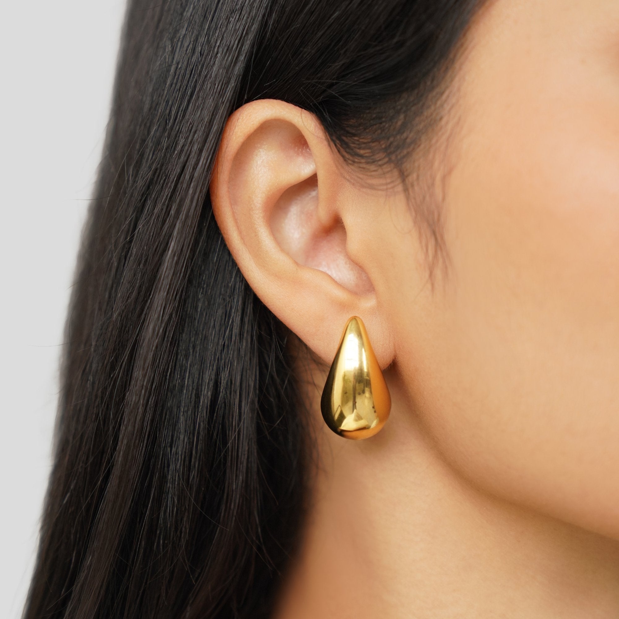 Gold Drop-Shaped Earrings Ame