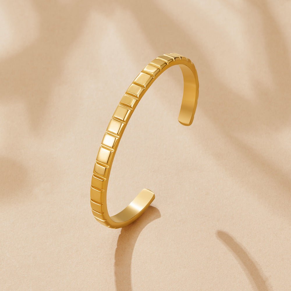 Tasha Ribbed Gold Bangle